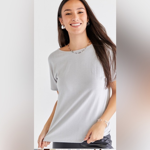 (51)🌷New Francesca’s Rachel Twist Back Reversible Gray Spring/ Summer Tee🌷 - Picture 4 of 6